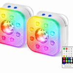 Twee vierkante LED nachtlampjes met regenboogkleuren naast elkaar. Bijgeleverd zijn een afstandsbediening met verschillende knoppen en een witte USB-oplaadkabel, allemaal op een witte achtergrond.