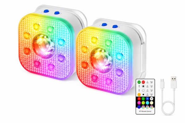Twee vierkante LED nachtlampjes met regenboogkleuren naast elkaar. Bijgeleverd zijn een afstandsbediening met verschillende knoppen en een witte USB-oplaadkabel, allemaal op een witte achtergrond.