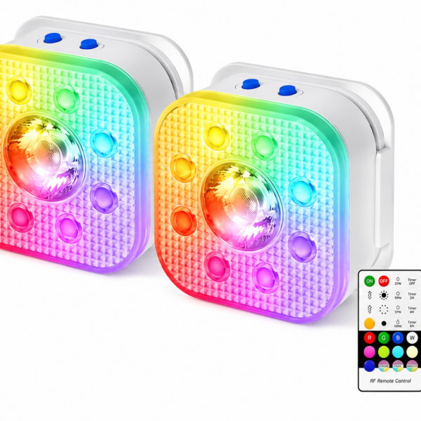 Home 13 Twee vierkante LED nachtlampjes met regenboogkleuren naast elkaar. Bijgeleverd zijn een afstandsbediening met verschillende knoppen en een witte USB-oplaadkabel, allemaal op een witte achtergrond.
