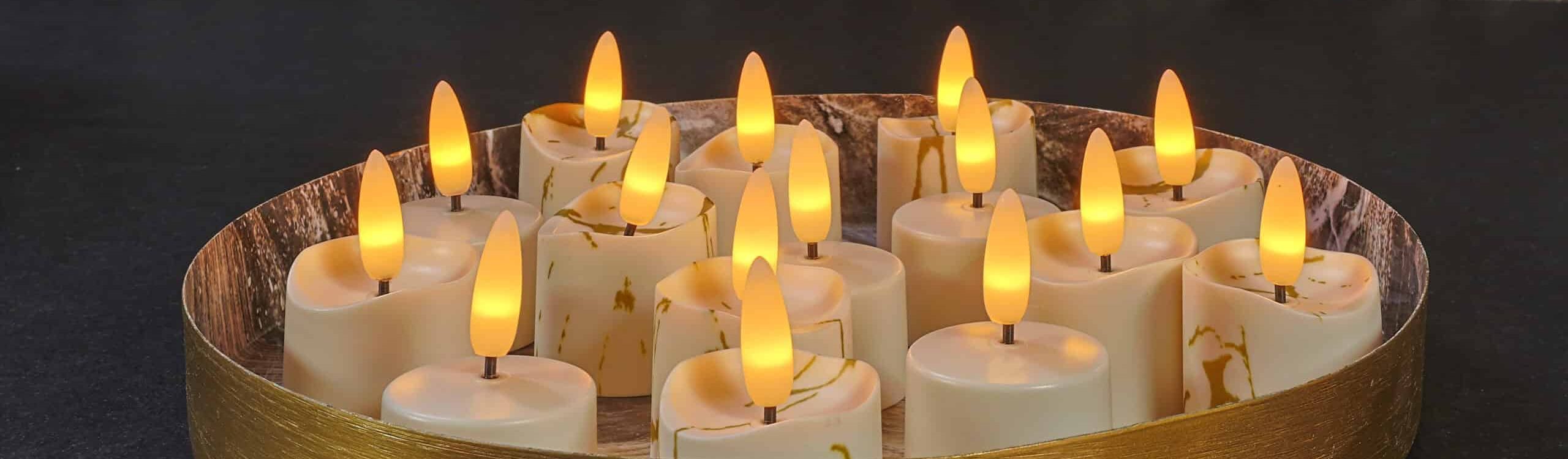 Een rond, goudkleurig dienblad bevat verschillende LED waxinelichtjes 3D (set van 12, oplaadbaar, timerfunctie, afstandsbediening) met geeloranje vlammen, die een warme sfeer creëren op een donker aanrecht tegen een bruin betegelde muur. Een rond, goudkleurig dienblad bevat verschillende LED waxinelichtjes 3D (set van 12, oplaadbaar, timerfunctie, afstandsbediening) met geeloranje vlammen, die een warme sfeer creëren op een donker aanrecht tegen een bruin betegelde muur.